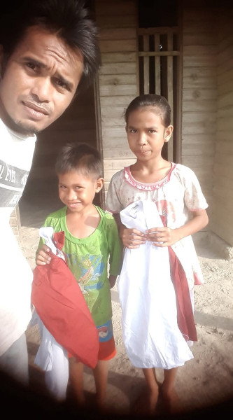 Politik Itu Instrumen Meraih Kekuasaan .Dan Kekuasaan adalah soal melayani . PEMBAGIAN SERAGAM GRATIS